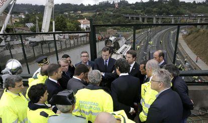 El presidente del Gobierno, Mariano Rajoy y Alberto N&uacute;&ntilde;ez Feij&oacute;o atienden las explicaciones sobre los trabajos que se est&aacute;n llevando a cabo en el lugar del accidente. 