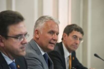 De izquierda a derecha, el director financiero de Orange España, Federico Colom; el consejero delegado adjunto, Gervais Pellisier, y el consejero delegado de Orange España, Jean Marc Vignolles, durante la rueda de prensa ofrecida hoy en Madrid.