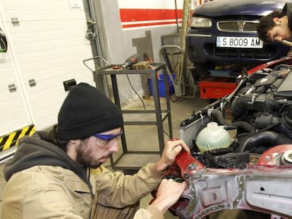 Alumnos de mec&aacute;nica de automoci&oacute;n, matric&uacute;lados en el programa de la FP Dual. 