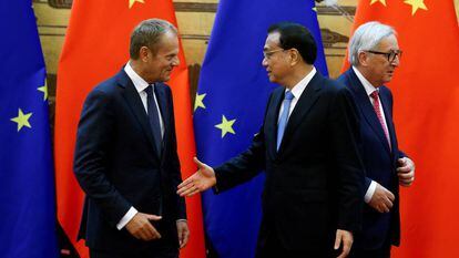 El presidente del Consejo Europeo, Donald Tusk, junto al primer ministro chino, Li Keqiang, y al presidente de la Comisión Europea, Jean-Claude Juncker, en Pekín, en 2018.