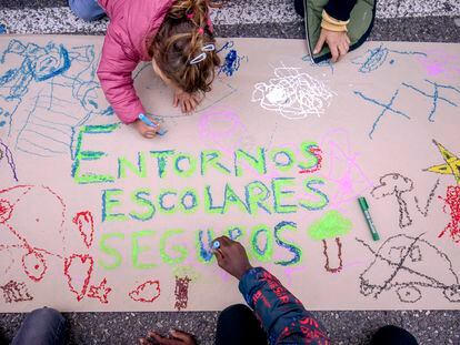 Alumnos y madres y padres preparan carteles para participar en una 'revuelta escolar' contra los coches, en el colegio Menéndez Pelayo en Madrid.