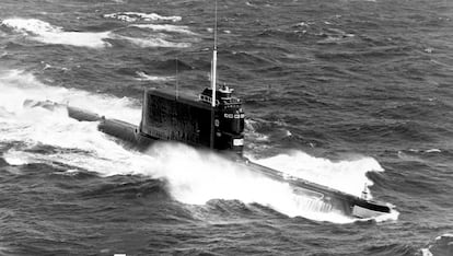 Imagen aérea de un submarino soviético de clase Golf, como el 'K-129'.