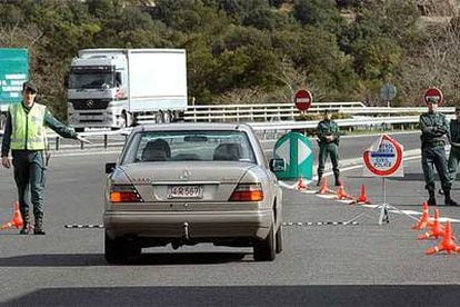 Varios agentes realizan un control en el paso fronterizo de La Jonquera.