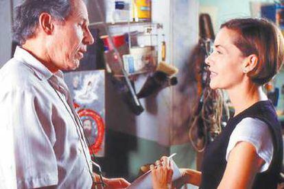 Frank Hoyt y Embeth Davidtz, en un fotograma de <i>Junebug</i>.