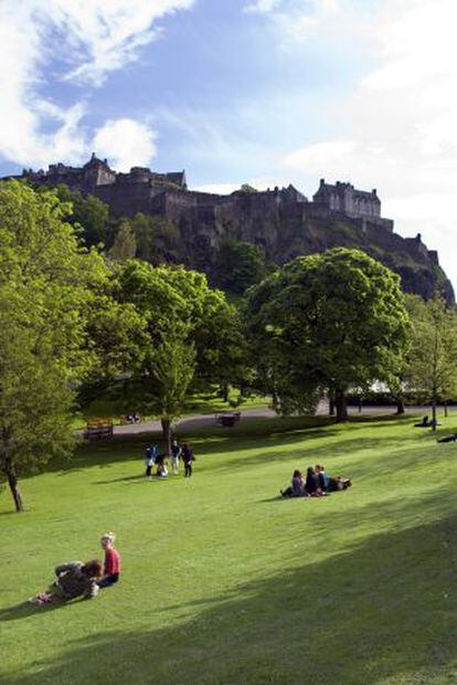 El Castillo de Edimburgo sobre su roca, visto desde los jardines de Princes Street.