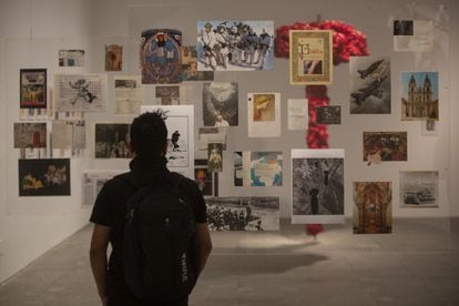 Hijo de un arquitecto que construía iglesias y de una profesora de cerámica, León nació en 1920 y en los años sesenta elaboró sus primeras obras que cuestionaban al poder político y religioso. En la imagen: un visitante contempla un mural con varias obras de León Ferrari.