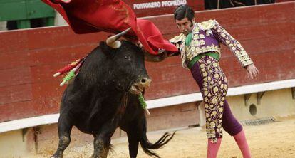 Morante de la Puebla da un pase de pecho a uno de sus astados.