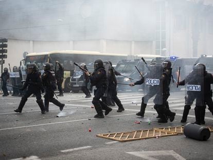 Carga policial durante las protestas en Cádiz, este martes.