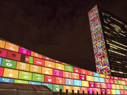 La fachada del edificio de Naciones Unidas en Nueva York con la proyección de los 17 Objetivos de Desarrollo Sostenible en la 70ª Asamblea, en la que se aprobó la Agenda 2030.