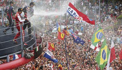 Fernando Alonso celebra su segundo puesto en el podio de Monza ante miles de aficionados en 2013. El piloto asturiano llegó a Ferrari para intentar igualar sus mayores cotas de éxito marcadas por sus dos mundiales consecutivos a bordo de un Renault en 2005 y 2006.