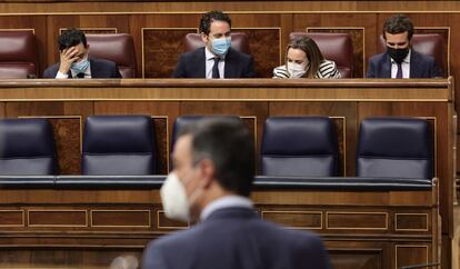 El presidente del Gobierno, Pedro Sánchez (de espaldas), y al fondo a la derecha, el líder del PP, Pablo Sánchez, en una sesión de control al Gobierno en junio.
