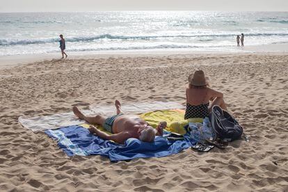 Turistas disfruatndo de las Grandes Playas de Corralejo, en Fuerteventura. 