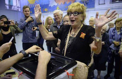 Una mujer celebra su voto después de votar en un centro de Barcelona.