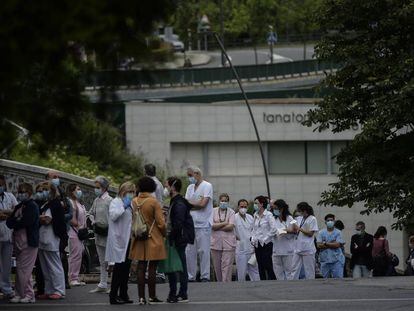 Sanitarios hacen cola para someterse a pruebas de Covid-19 a la entrada del Hospital de Basurto, en Bilbao, este viernes 12 de junio.