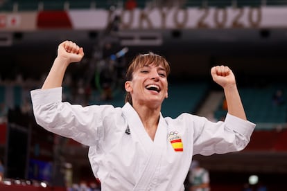 La española Sandra Sánchez celebra tras ganar la medalla de oro en el combate final de Kata femenino en karate durante los Juegos Olímpicos de Tokio 2020, en el estadio Nippon Budokan en Tokio (Japón).