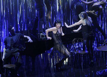 Catherine Zeta-Jones durante su actuación musical en la gala de los Oscar donde interpreta el personaje de Velma Kelly en 'Chicago'.