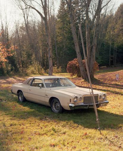 Un Cadillac de los años 70, en venta junto a la ruta 9 en Durham, en el Estado de Maine.