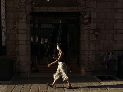 Una mujer camina por el centro de Jerusalén, el 12 de mayo.