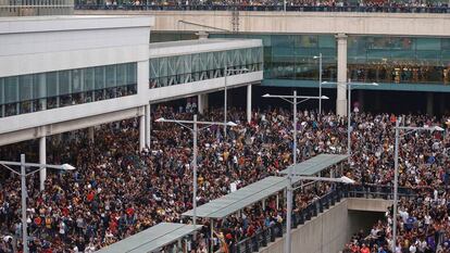 Miles de personas se agolpaban ante el aeropuerto de Barcelona, durante una convocatoria de Tsunami Democràtic, en 2019.