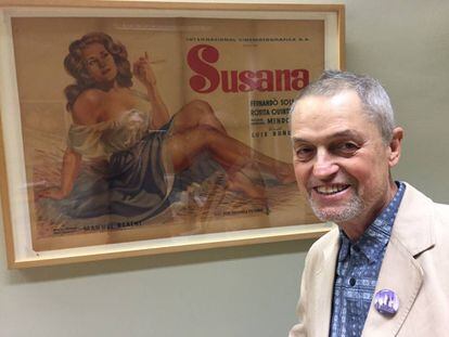 Jonathan Demme, en su última visita en la Filmoteca ante un cartel de 'Susana', de Luis Buñuel.