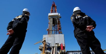 Dos trabajadores del campo petrolero ruso de Prirazlomnoye observan un pozo, en una foto de archivo.