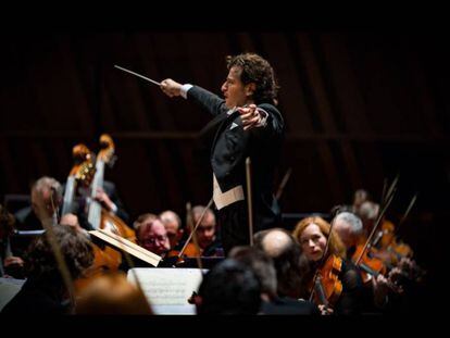 El director de orquesta Gustavo Gimeno dirige a la Filarmónica de Luxemburgo.