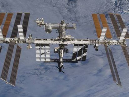 La Estación Espacial Internacional comenzó a ensamblarse, a 400 kilómetros de la superficie de la Tierra, el 20 de noviembre de 1998.