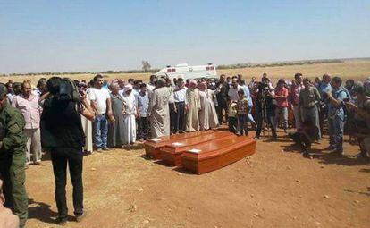 El entierro de Aylan, su hermano mayor y su madre, en Kobani.