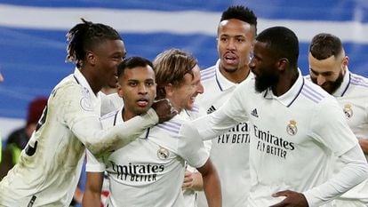 Rodrygo celebra con sus compañeros después de marcar el gol del empate en el partido de Copa del Rey entre el Real Madrid y el Atlético de Madrid, en el Bernabéu este jueves.