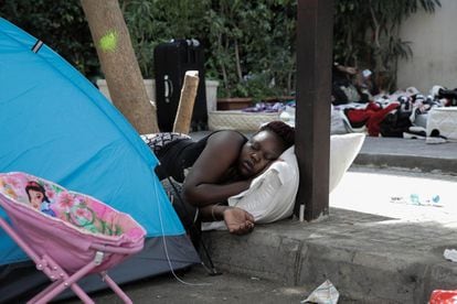 Una empleada doméstica de origen keniano echa una siesta en pleno día frente al consulado keniano en Beirut. Muchas mujeres como ella han protagonizado durante días una acampada de protesta para exigir la repatriación. Las jornadas a la intemperie pasan factura en forma de cansancio.