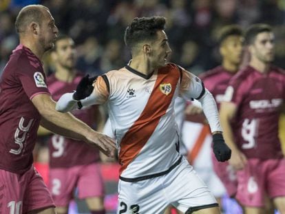 Zozulya, a la izquierda, pugna por un balón con Óscar en el partido entre el Rayo Vallecano y el Albacete.