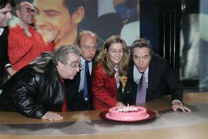 De izquierda a derecha, José María Izquierdo, Javier Díez de Polanco, Elena Sánchez e Iñaki Gabilondo, en el lanzamiento de Cuatro. Detrás, a la izquierda, Fernando Bovaira y Fernando Jerez.