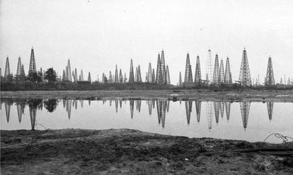 Postes pretolíferos de Goose Creek, Houston, Texas, en 1923. En una fotografía de Joaquim Gomis depositada en el Arxiu Nacional de Catalunya.