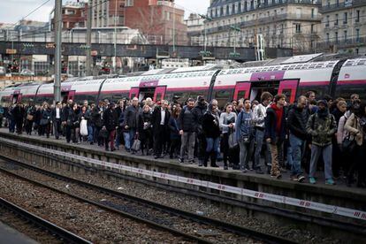 Pasajeros llegan a la estación de tren Saint-Lazare durante la huelga nacional de trenes, en París (Francia), el 3 de abril de 2018.