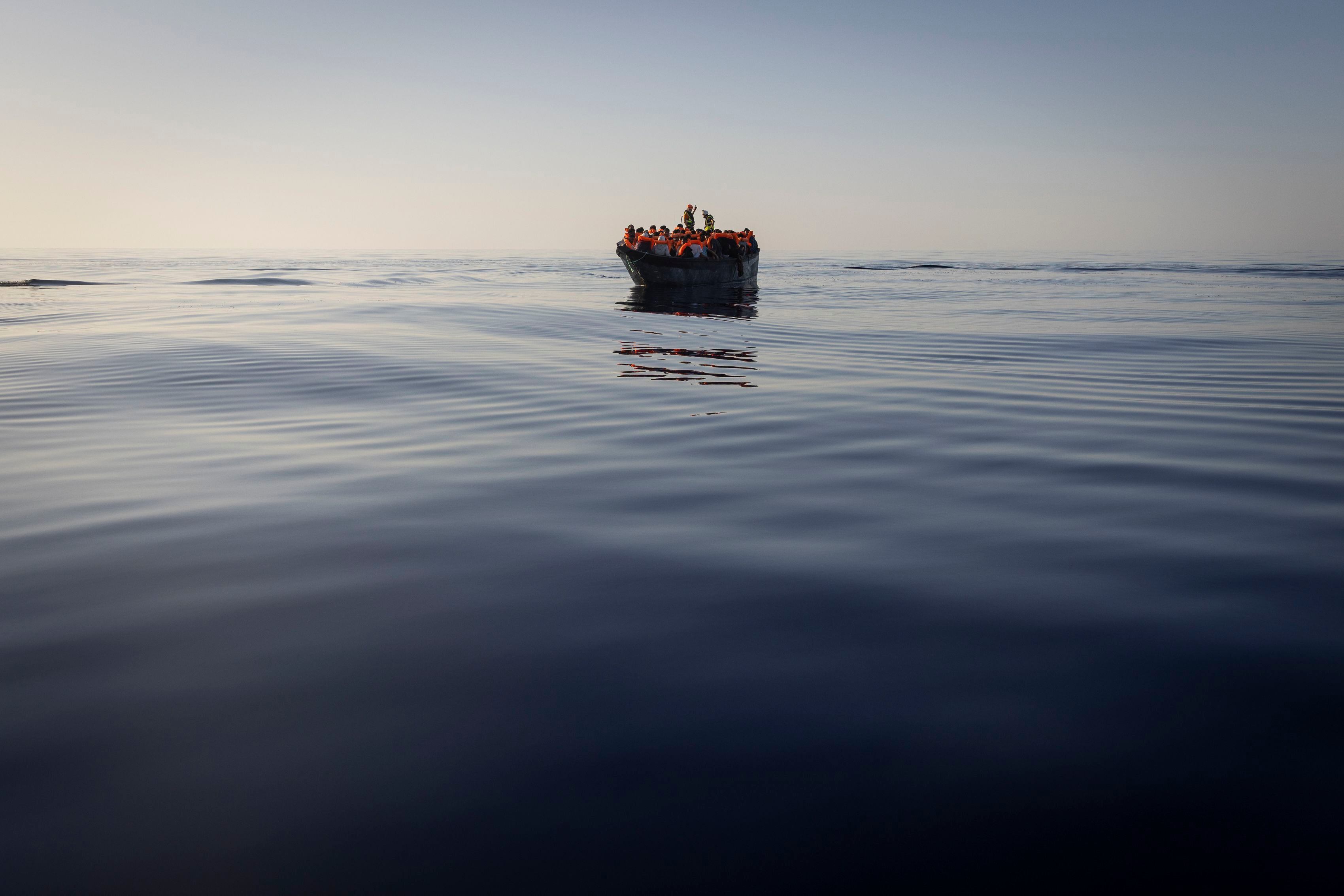 Migrantes con chalecos salvavidas esperan el rescate el 27 de agosto de este año al sur de la isla italiana de Lampedusa.