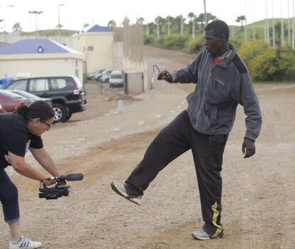 Este inmigrantes muestra a la cámara los clavos que ha puesto en sus zapatillas para poder trepar. Aún tiene que llegar al CETI.