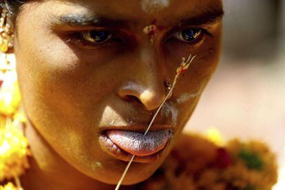 Una devota hindú, con la lengua atravesada por una aguja, participa en la procesión religiosa Vel Festival de la diosa hindú Maha Mariamman, en Bhopal, India.