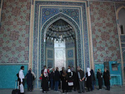 Turistas en la mezquita de Yazd.