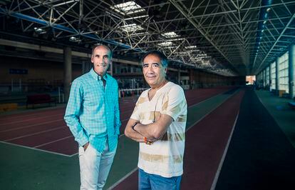 Los entrenadores Juan del Campo (I) y Alberto García (D), en el módulo de Atletismo del CAR de Madrid. 