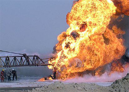 Incendio provocado por las tropas de Sadam Husein en un pozo petrolífero del sur de Irak el 27 de marzo de 2003, ocho días después del comienzo de la última guerra.