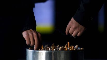 Dos pasajeros apagando sus cigarrilos