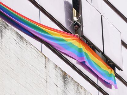 El Grupo Parlamentario Socialista en las Cortes de Castilla y León, presididas por Vox, cuelga en las ventanas de sus despachos la bandera LGTB con motivo del Día Internacional del Orgullo, ayer en Valladolid.