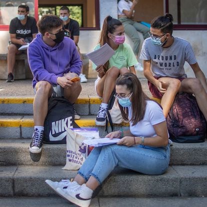 Seville/07-13-2021: Several students before the start of the Baccalaureate Assessment Test for Access and Admission (PEvAU) at the University of Seville, in its extraordinary call in July.  PHOTO: PACO PUENTES/EL PAIS