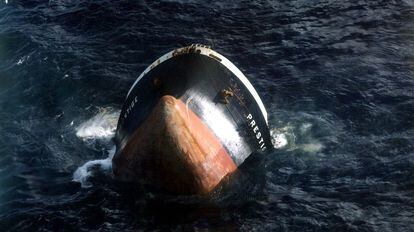 El petrolero "Prestige" se hunde a 250 kilómetros de la costa gallega en 2002.