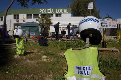 Polic&iacute;as municipales de Jerez de la Frontera (C&aacute;diz), acampados ayer frente a la comisar&iacute;a en protesta por el impago de sus n&oacute;minas. 