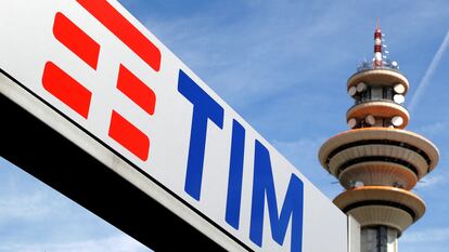 El logo de Telecom Italia en su sede de Rozzano (Milán).