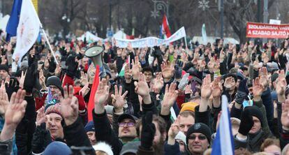 Miles de húngaros se manifiestan en Budapest contra Viktor Orbán, el 19 de enero de 2019.