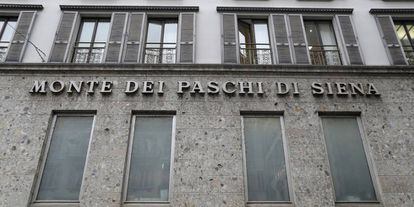 Fachada de la sede del banco Monte Dei Paschi di Siena en Milán.