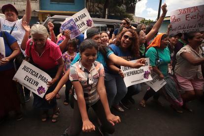 Mujeres celebran en Ciudad Delgado (El Salvador) en 2019 la retirada de cargos de Evelyn Hernández, presa por un aborto espontáneo y acusada de homicidio agravado.