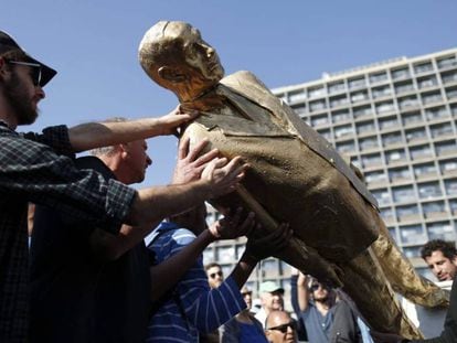 La estatua dorada de Netanyahu es retirada de la plaza Rabin, este martes.